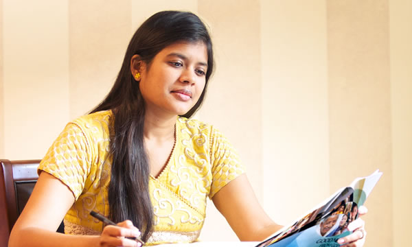 A woman studying the Good News From God brochure