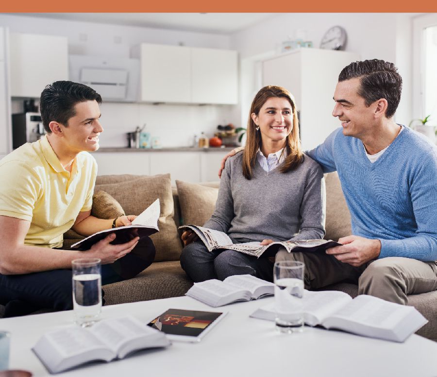 Una familia estudiando en su adoración en familia.