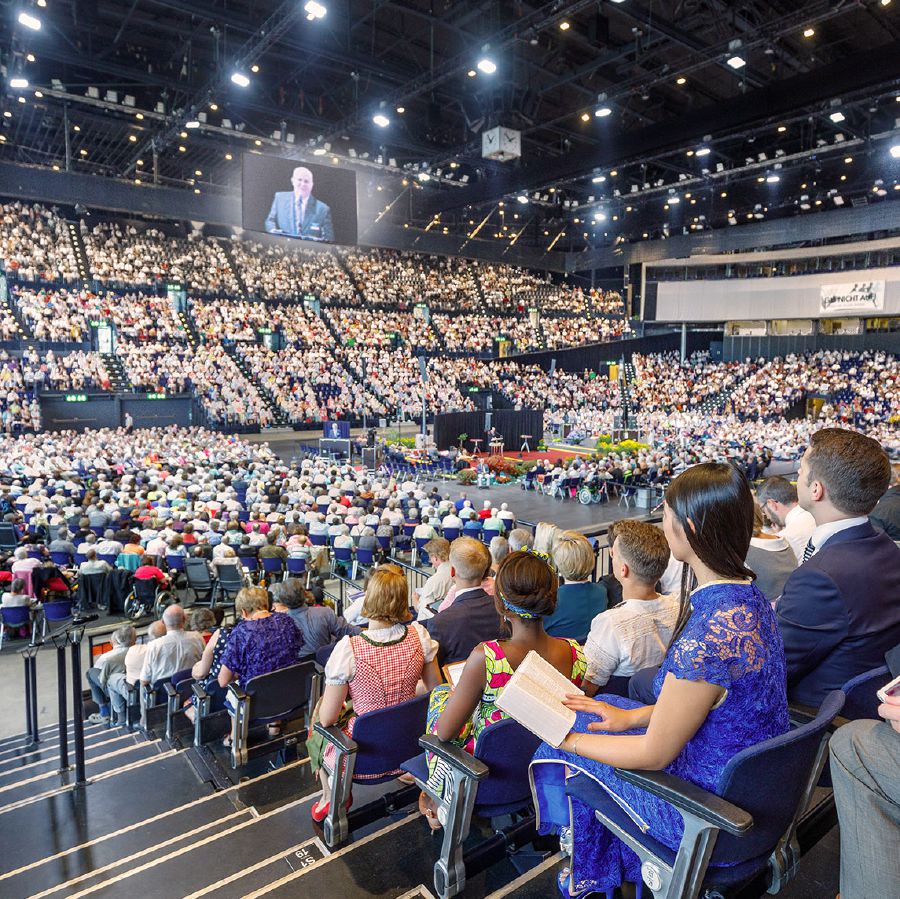 Testigos de Jehová de diferentes países en una asamblea regional.