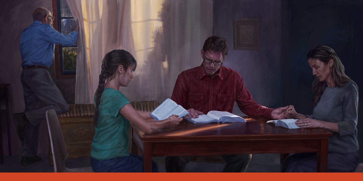 Una familia leyendo juntos la Biblia en su casa mientras un hermano vigila por la ventana.
