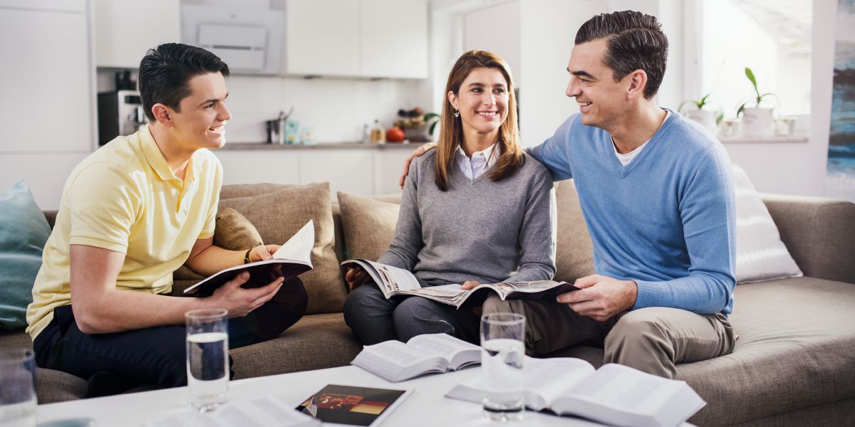 Una familia estudiando en su adoración en familia.