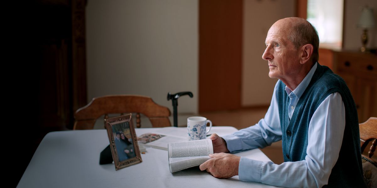Un Testigo de edad avanzada meditando en lo que acaba de leer en el libro bíblico de Ezequiel.