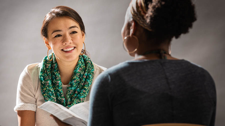 Kiñe lamngen ayüwünkechi enseñalelfi Biblia ta kiñe domo.