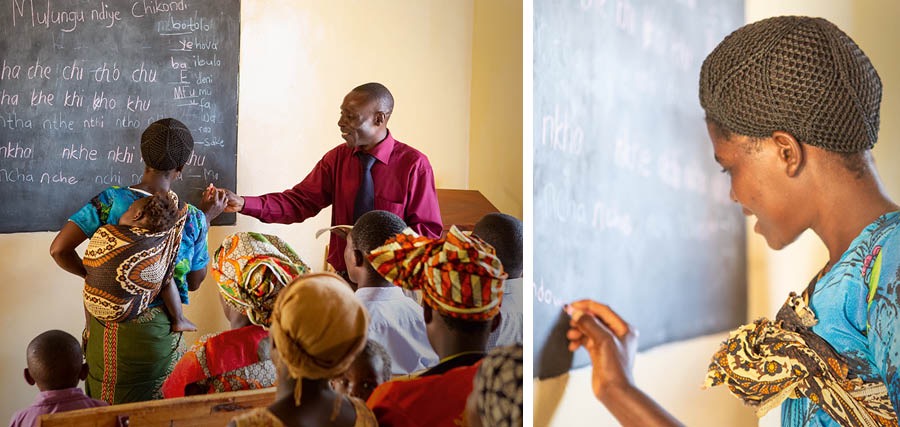Collage: Mga klase sa pagbasa asin pagsurat sa Lilongwe, Malawi, kan 2014. 1. Sarong brother na nagtutukdo nin Chichewa sa mga lalaki, mga babayi, asin mga aki sa sarong Kingdom Hall. 2. Sarong babayi na nagsusurat sa sarong blackboard sa sarong Kingdom Hall.