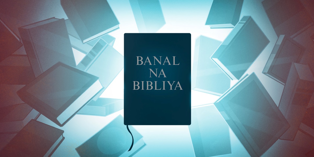 An Banal na Bibliya na napapalibutan nin manlain-lain na librong ginagamit sa pag-research. 
