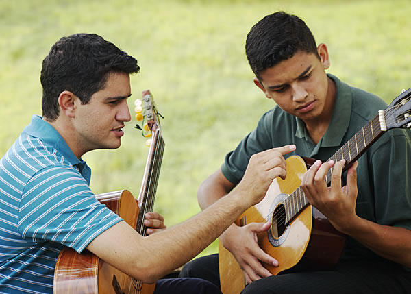 Si Bruno mantang nagtotokdo magtugtog nin gitara