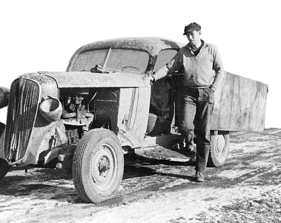 Si William Samuelson na nakatindog kataid kan farm truck kan bago pa sana siyang magin Bethelite