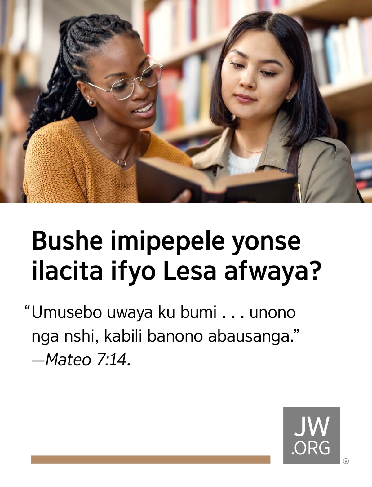 Abakashana babili bali mu laibrare balebebeta ifili mu citabo.