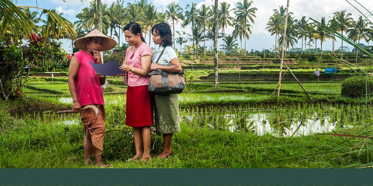 Offering the Listen to God brochure in Indonesia