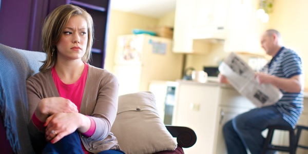 একজন ত্রী তার বামীর ওপর বিরক্ত হয়ে আছন