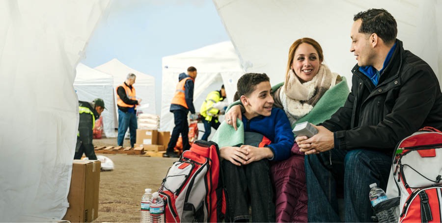 বিপর্যয়ের পরে একটা পরিবার তাদের দৈনন্দিন কাজ করছে