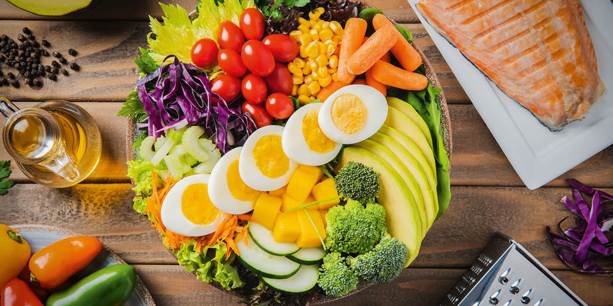 টেবিলে বিভিন্ন ধরনের পুষ্টিকর খাবার সাজানো রয়েছে।