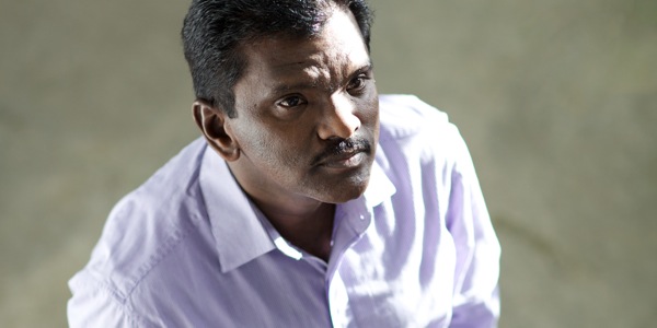 একজন ব্যক্তি আকাশের দিকে তাকিয়ে আছেন