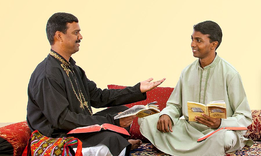 একজন যিহোবার সাক্ষি এক ব্যক্তির সগ বাইবেল নিয়ে আলোচনা করছন