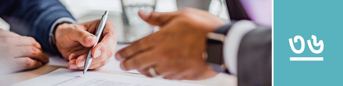 পাঠ ৩৬. একজন ব্যক্তি একটা ডকুমেন্টে সই করছেন।