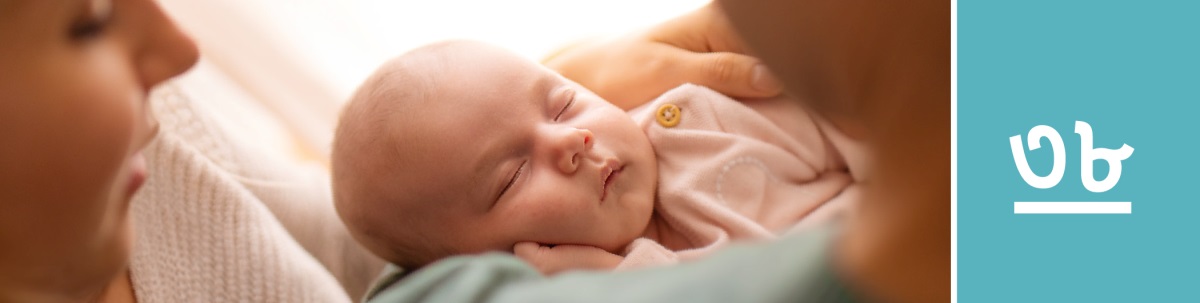 পাঠ ৩৮. এক স্বামী ও তার স্ত্রী তাদের সন্তানকে আদর করে ধরে আছেন এবং তার দিকে তাকাচ্ছেন।