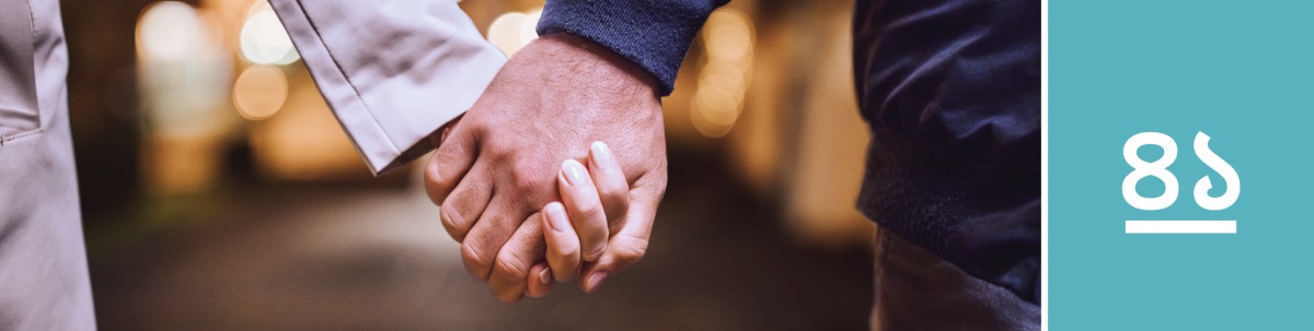 পাঠ ৪১. একজন পুরুষ ও মহিলা হাত ধরে আছেন।