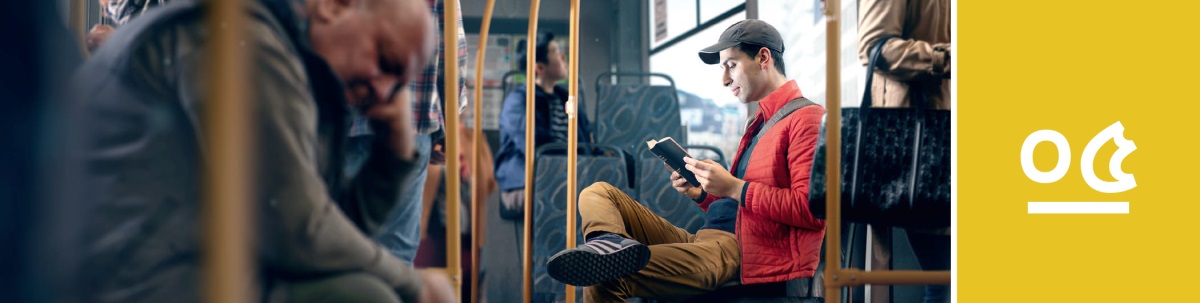 পাঠ ৫। একজন ব্যক্তি বাসে করে যাওয়ার সময় বাইবেল পড়ছেন।