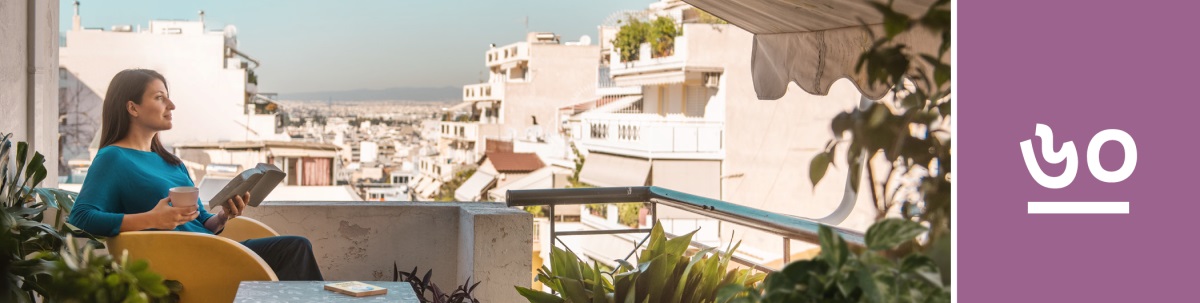 পাঠ ৬০. একজন মহিলা ব্যালকোনিতে বসে বাইবেল পড়ছেন। তার পাশে টেবিলে ‘যিহোবার নিকটবর্তী হোন’ বইটা রাখা আছে।