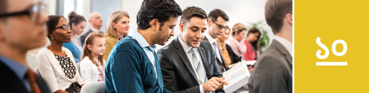  পাঠ ১০. যিহোবার সাক্ষিদের মণ্ডলীর সভা চলাকালীন একজন যিহোবার সাক্ষি বাইবেলের শাস্ত্রপদ অন্য একজন ব্যক্তিকে দেখাচ্ছেন এবং সেই ব্যক্তি তা দেখছেন।