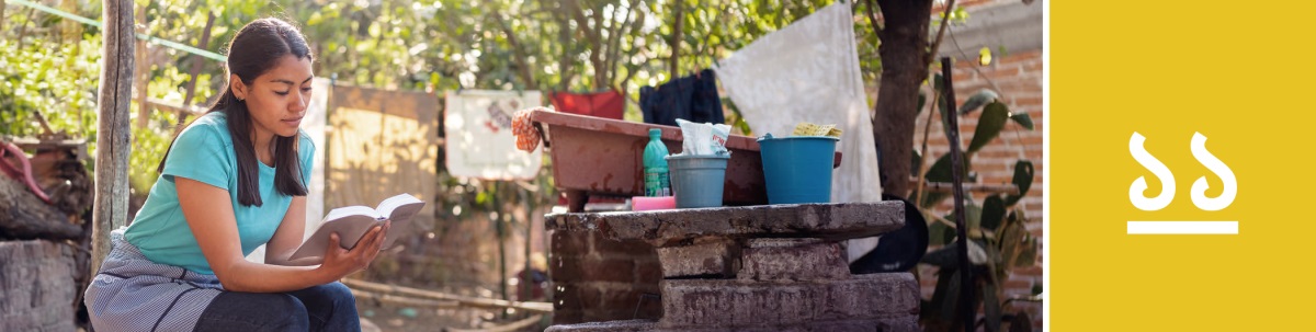 পাঠ ১১. একজন মহিলা ঘরের টুকিটাকি কাজ করা থেকে একটু বিরতি নিয়ে বাইবেল পড়ছেন।