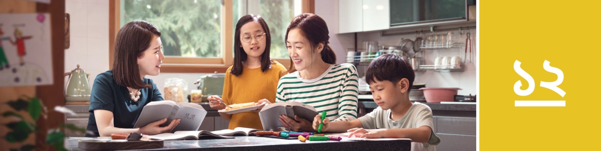 পাঠ ১২. একজন যিহোবার সাক্ষির সাহায্যে একজন মা তার দুই সন্তানকে নিয়ে বাইবেল অধ্যয়ন করছেন।