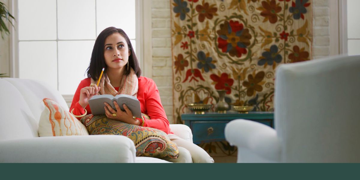 একজন বোন বাইবেল পড়ছন ও সেইসগ ধ্যান করছন