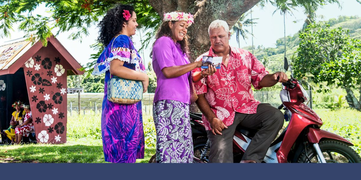 যিহোবার সাক্ষিরা মডলীর একটা সভায় আসার জন্য একজন ব্যক্তিকে আমত্রণ জানাচ্ছ