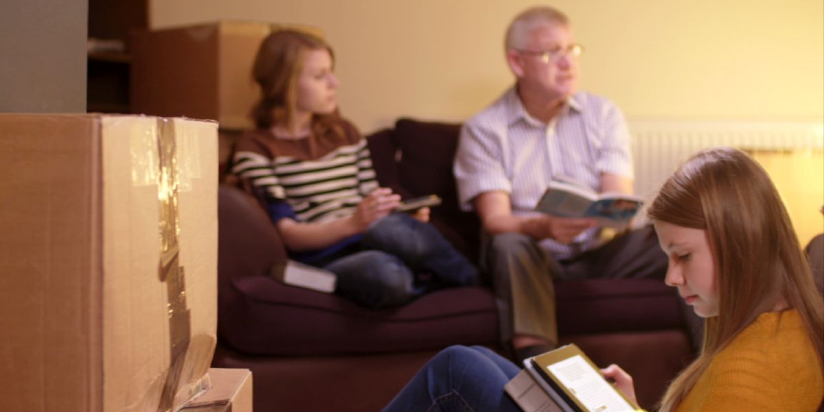 একটা পরিবার এক জায়গা থেকে অন্য জায়গায় চলে যাওয়ার পতুতি নেওয়ার সময়ও পারিবারিক উপাসনার জন্য সময় করে নিচ্ছ