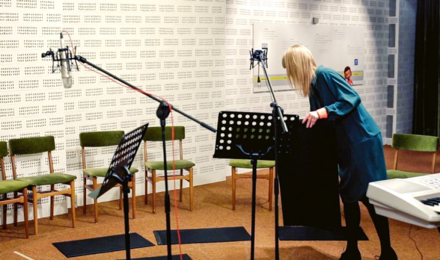 ছলে-মেয়েরা গান গাওয়ার জন্য আসার আগে একজন বোন পতুতি নিচ্ছন