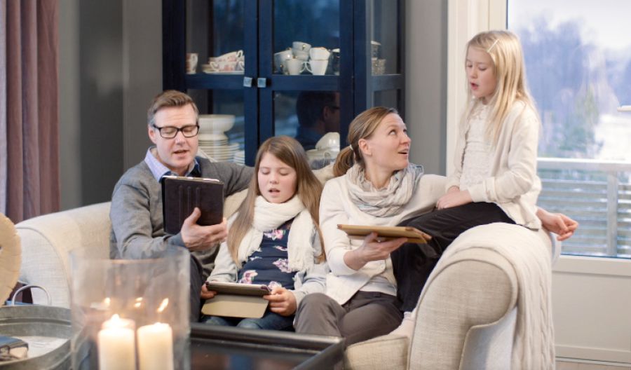 একটা পরিবার তাদের পারিবারিক উপাসনার সময় গান গাইছ