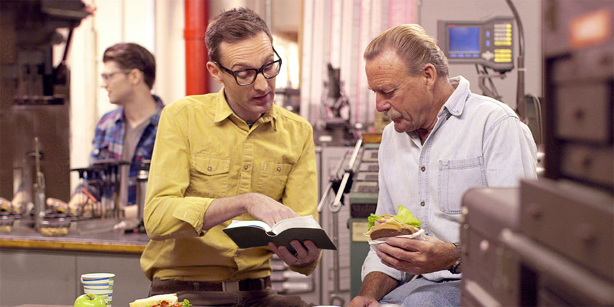 একজন ভাই তার কর্মক্ষেত্রে দুপুরের বিরতির সময় একজন ব্যক্তির সামনে একটা শাস্ত্রপদ পড়ছেন।একজন ভাই তার কর্মক্ষেত্রে দুপুরের বিরতির সময় একজন ব্যক্তির সামনে একটা শাস্ত্রপদ পড়ছেন।