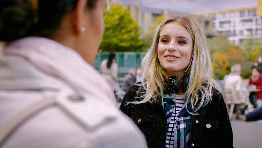 ‘শিষ্য তৈরির কাজে আনন্দ লাভ করুন—নিজের দক্ষতা বাড়ান—ঈশ্বরের বাক্যের ক্ষমতাকে ব্যবহার করে’ শিরোনামের ভিডিওর একটা দৃশ্য। জেড নীতার দিকে তাকিয়ে হাসছে।