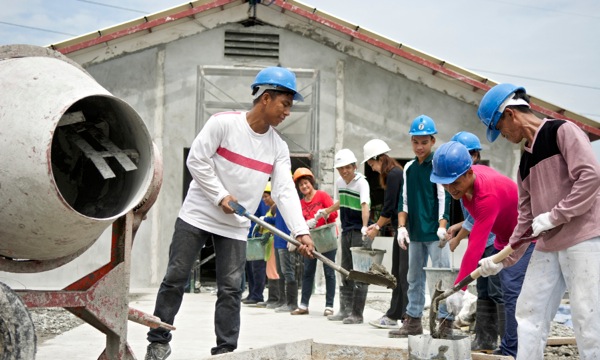 যিহোবার সাক্ষিরা একটা নির্মাণ পকপ কাজ করছ