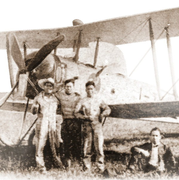 খস্টান ভাইয়েরা একটা উড়োজাহাজের সামনে দাঁড়িয়ে আছন, যেটার মাধ্যমে আমত্রণপত্র ছড়িয়ে দেওয়া হয়েছিল