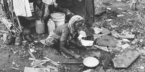 একজন মহিলা তার সতানদের সগ চরম দরিদতার মধ্যে বাস করছন