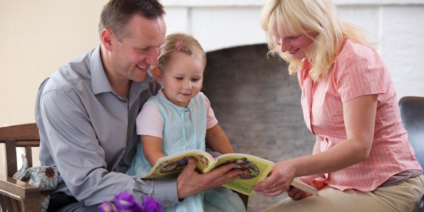 ইভার্স ভিগুলিস ও তার ত্রী তাদের মেয়েকে পরমদেশ সবধ শেখাচ্ছ