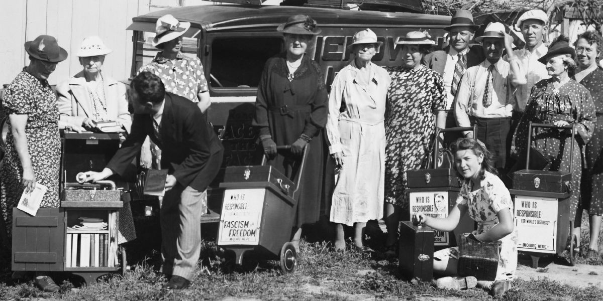 যিহোবার সাক্ষিদের একটা দল বহনযোগ্য ফোনোগাফ নিয়ে পচারে যাওয়ার জন্য পতুত