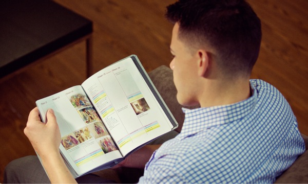 একজন যিহোবার সাক্ষি, পরিমার্জিত পবিত্র শাত্রর নতুন জগৎ অনুবাদ বাইবেলের একটা পরিশিষ্ট পরীক্ষা করার মাধ্যমে পৃথিবীতে যিশুর জীবনের শেষ সতাহের ঘটনাগুলো নিয়ে ধ্যান করছন