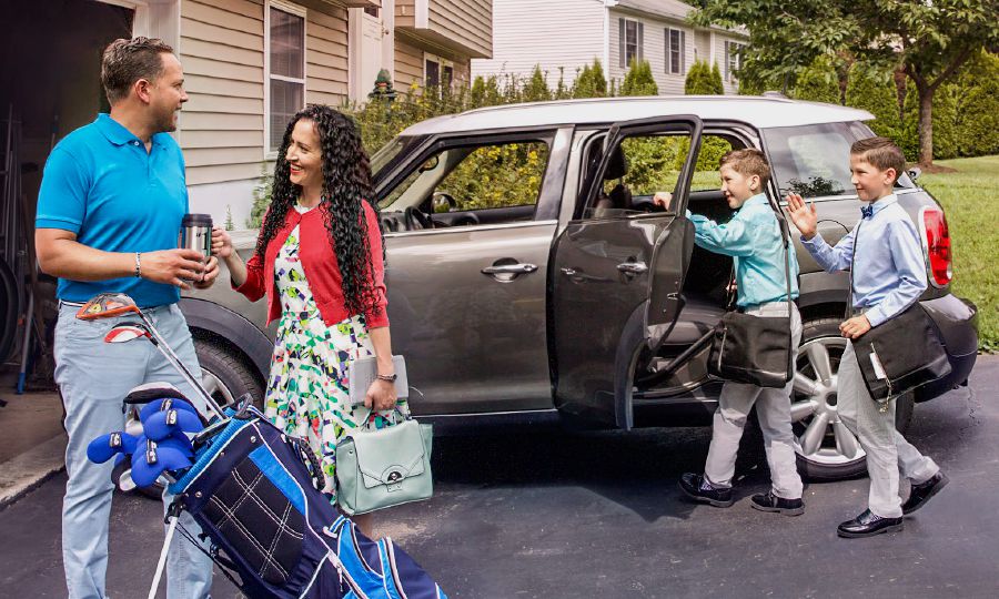 একজন বোন তার দুই ছলের সগ পচারে যাওয়ার আগে, তার স্বামীকে বিদায় জানাচ্ছন, যিনি গল্‌ফ খেলতে যাওয়ার জন্য পতুত