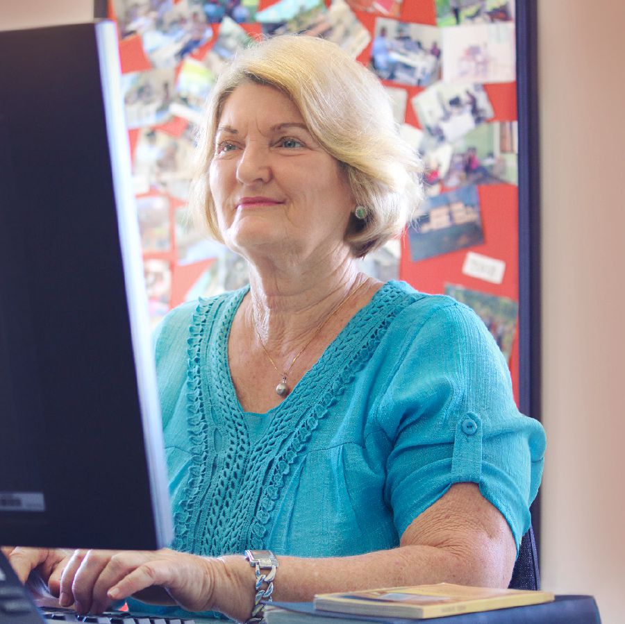 ওয়েড ভানুয়াতুর অনুবাদ অফিসে সেবা করছন