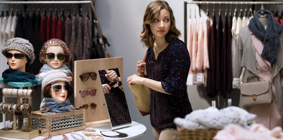 একজন মহিলা দোকান থেকে সানগ্লাস চুরি করছন