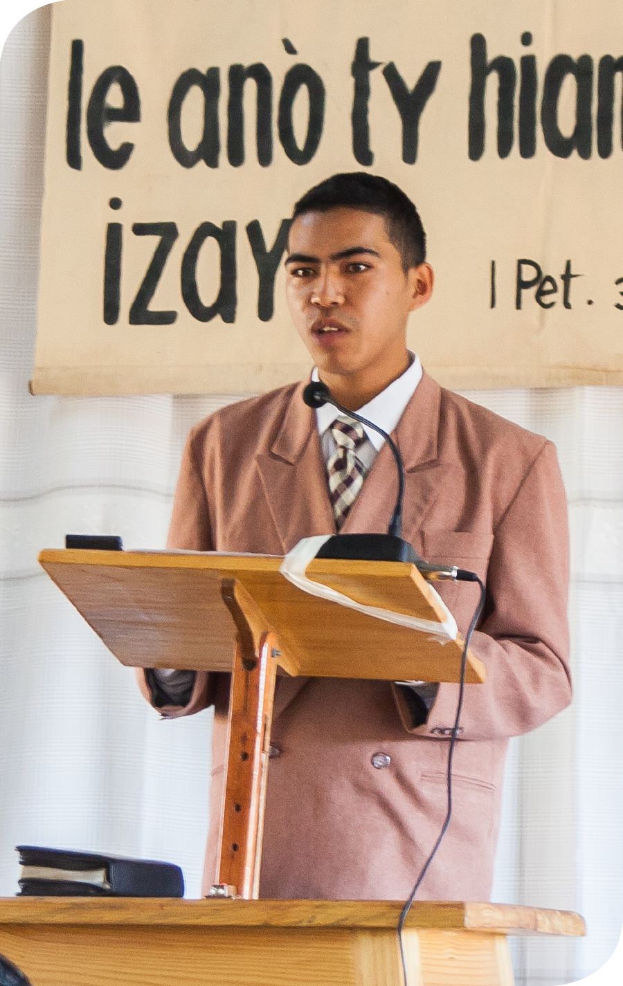 রিন ট্যানই ভাষায় বক্তৃতা দিচ্ছন