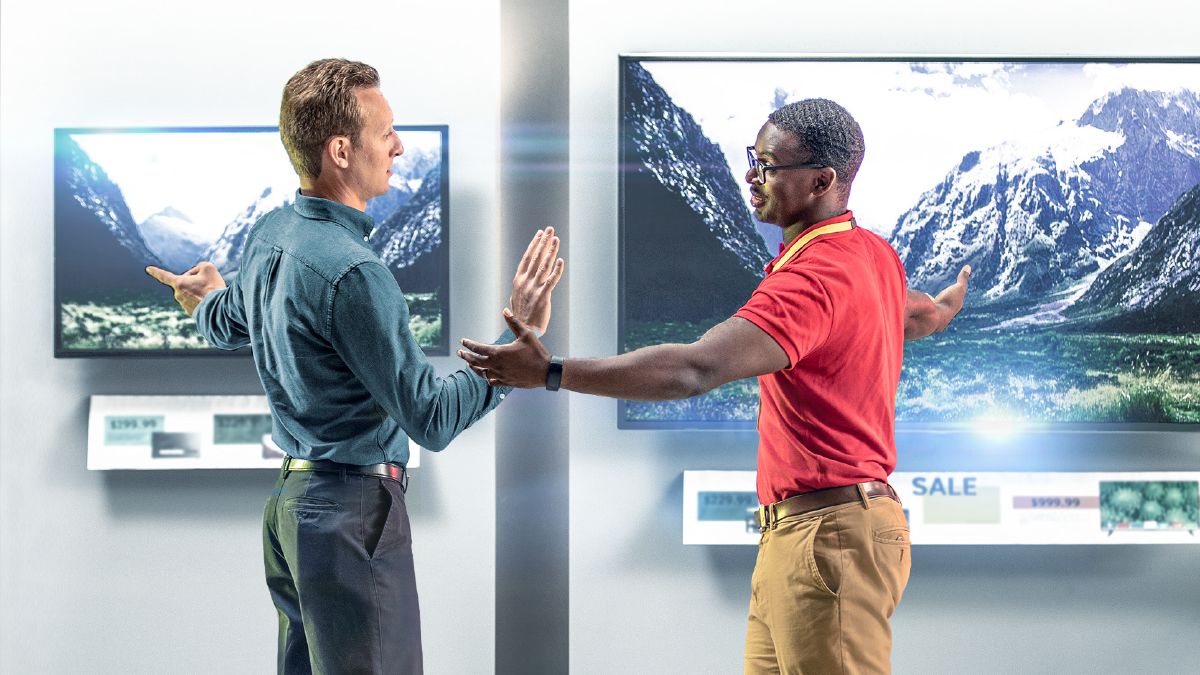 একজন ভাই একটা বড়ো ও দামি টেলিভিশন কেনার বিষয়ে একজন বিক্রেতার চাপকে প্রতিরোধ করছেন