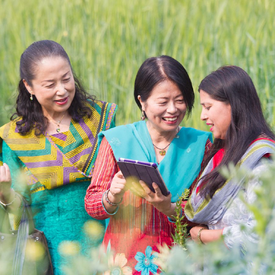 Kumiko a kañete a tablette e Nepal