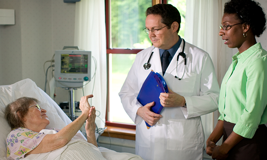 Una cristiana en el hospital explicándole al médico sus creencias sobre la sangre basadas en la Biblia