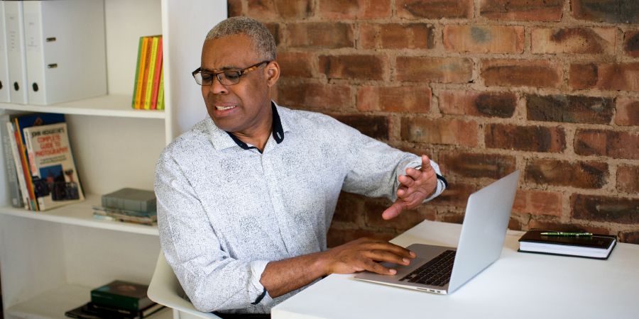 Un cristiano mira hacia otro lado cuando aparecen imágenes inapropiadas en su computadora