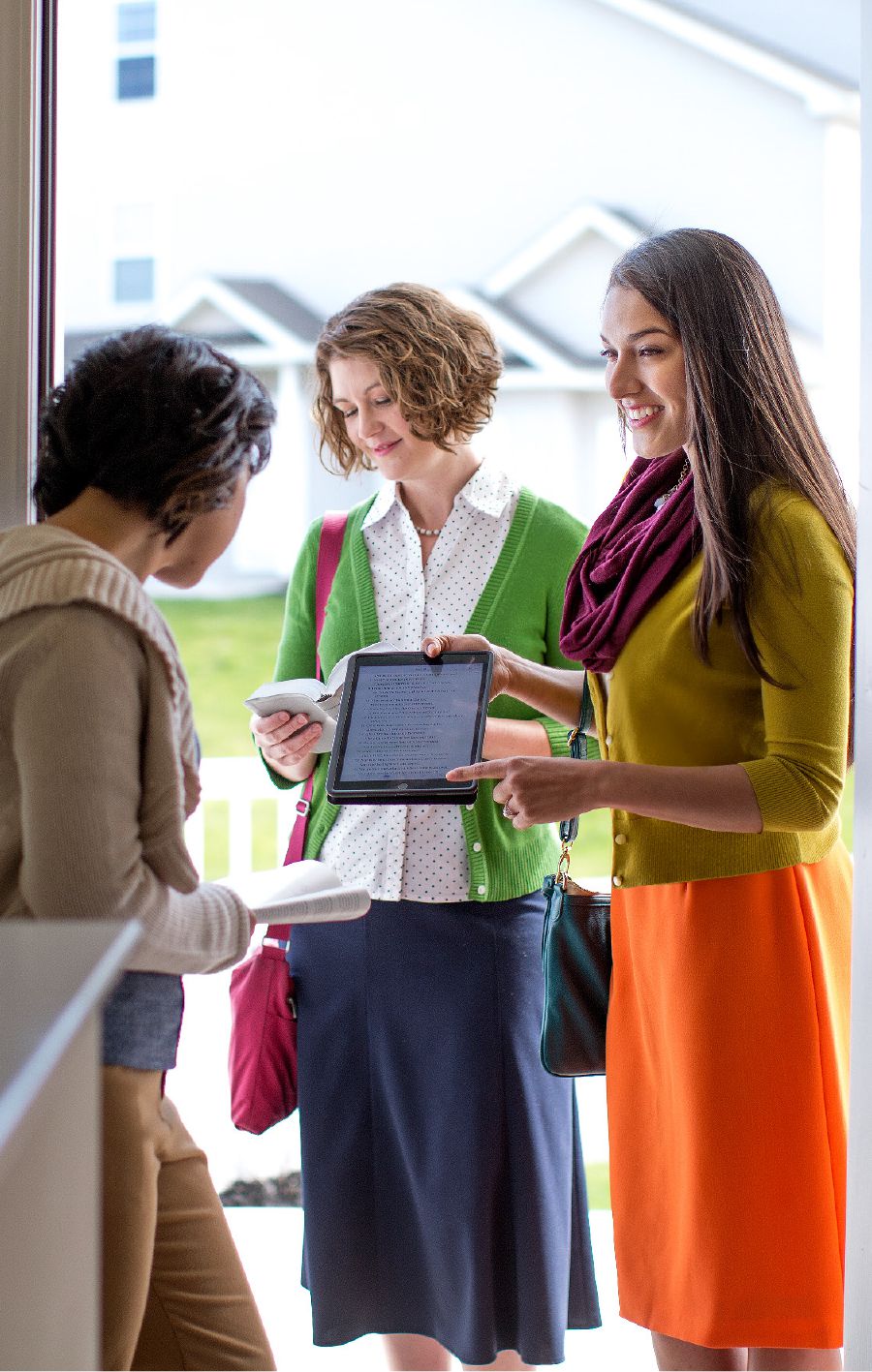 Dos hermanas hacen una revisita y muestran un video