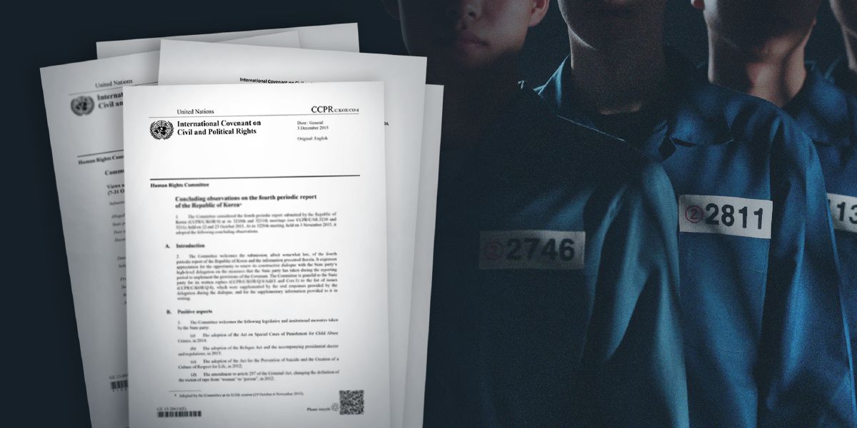 Montaje fotográfico: en primer plano aparecen unos documentos legales de las Naciones Unidas sobre las detenciones de algunos testigos de Jehová de Corea y detrás unos hermanos coreanos vestidos de prisioneros