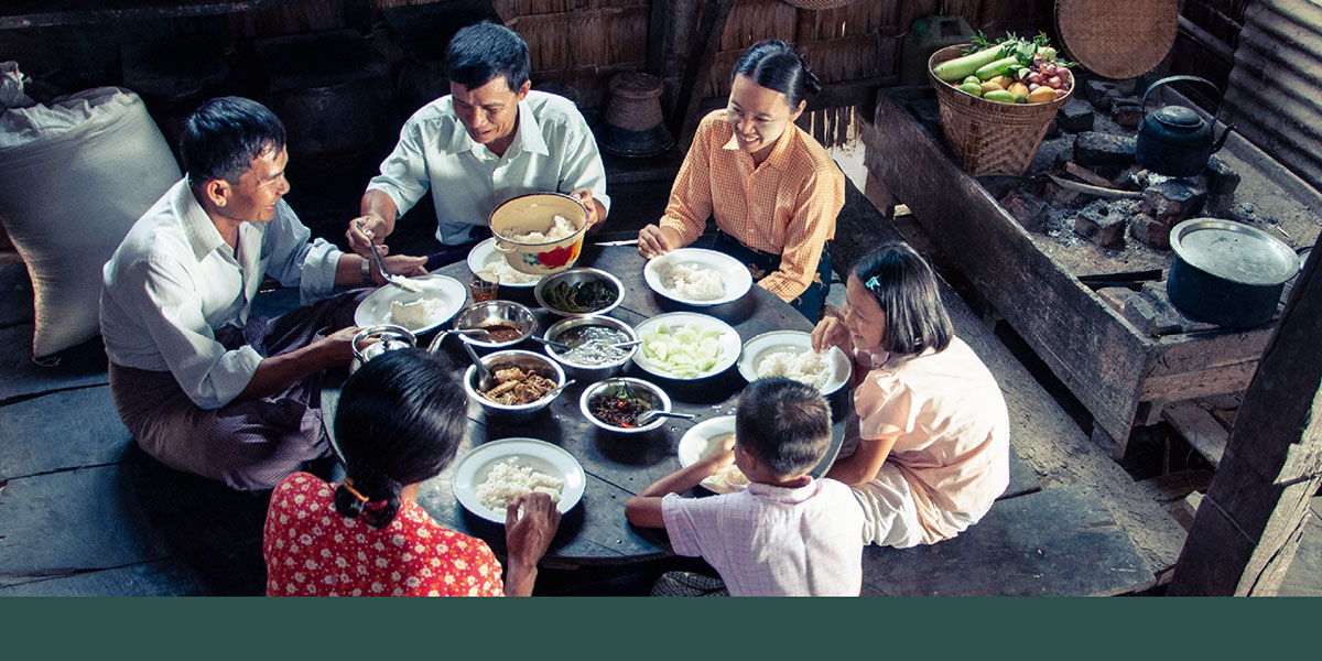 Un grupo de Testigos disfrutando de una comida en Myanmar